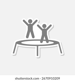 Etiqueta engomada del icono del salto del trampolín aislada en fondo gris