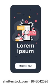 Traduciendo la aplicación en el teléfono móvil. Personas que usan el servicio de traducción en línea, traduciendo del inglés al francés. Ilustración vectorial para el aprendizaje de idiomas extranjeros, servicio en línea, concepto de comunicación