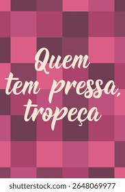 Tradução do Português - Quem tem pressa, tropeça. Design perfeito para cartões, cartazes e mídias sociais. Letras brasileiras.