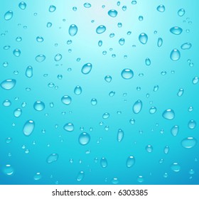 agua transparente cae sobre fondo azul claro