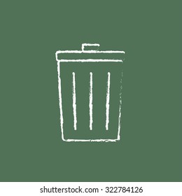 La basura puede dibujarse a mano en tiza sobre un icono blanco vectorial de pizarra aislado en un fondo verde.
