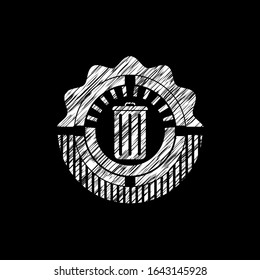 Mülleimer-Symbol in einem Chalkboard-Emblem auf schwarzem Karton