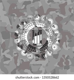 trash can icon inside grey camouflage texture