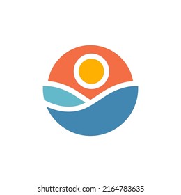 Logo de la agencia de viajes, icono del sol y el mar. Onda azul y señal mínima del sol amarillo. Logo de verano, paisaje