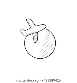 Viaje por el icono de esbozo del vector de plano aislado en el fondo. Dibujo manual Viaje por icono de avión. Icono de esbozo de avión para infografía, sitio web o aplicación.
