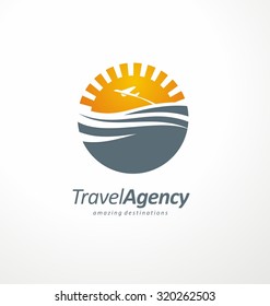 Viaje a destinos exóticos en todo el mundo con símbolos. Diseño creativo de logo con sol, océano y avión en espacio negativo. Turismo y tema de vacaciones.