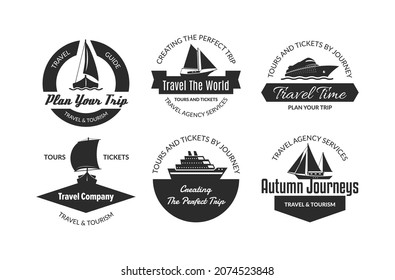 Pegatinas monocromáticas de servicio de viajes conjunto de ilustración plana vectorial. Recorrido en crucero diseño decorativo de insignia de la aventura náutica aislado en blanco. Emblema de afiches del sello de turismo del barco de agua de despojo