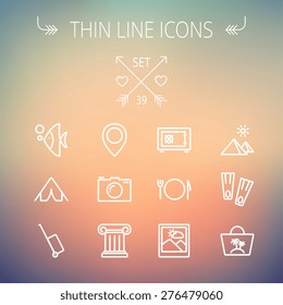 Juego de iconos de línea delgada para web y móvil. El juego incluye: pared de cámara, ubicación del alfiler, aletas, pescado, bolsa, ajuste de mesa -iconos. Moderno diseño minimalista plano. Icono blanco vector en malla gradiente