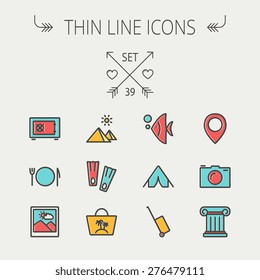 Reisen Sie dünne Linie Icon Set für Web und Mobile. Set include- Kamera-Wand, Pin-Position, Flossen, Fisch, Tasche, Tischeinstellung Symbole. Modernes minimalistisches Flachdesign. Vektorsymbol mit dunkelgrauem Umriss und