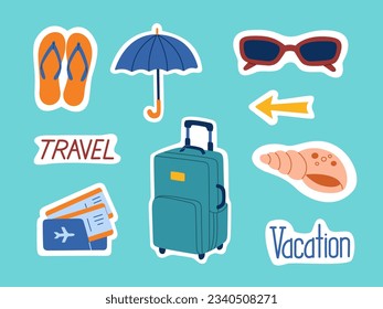 Tiempo de viaje. Juego de stickers de colores para diarios o planificadores. Maleta, gafas de sol, paraguas, boletos, concha. Ilustración vectorial dibujada a mano aislada en fondo azul. Estilo moderno de dibujos animados planos.