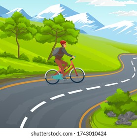 Viajero con casco protector en bicicleta en carretera sinuosa asfaltada. Hombre viajando solo con mochila. Joven montando en las montañas entre verdes colinas, árboles. Turismo de montaña. Estilo de vida saludable