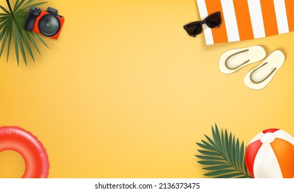 Viajeros en una playa. Gafas de sol, cámara fotográfica, toalla con rayas, bola de playa, hojas de palma y zapatillas en la arena. 3d ilustración vectorial con espacio de copia para un texto