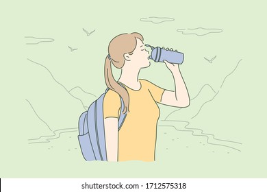 Viaje, turismo, naturaleza, concepto de senderismo. Joven mujer sedienta de excursión turista con mochila parada en el valle de la montaña y agua potable. Viaje de vacaciones con actividades recreativas y estilo de vida extremo.