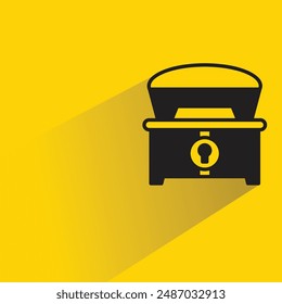 icono del cofre del tesoro con sombra sobre fondo amarillo