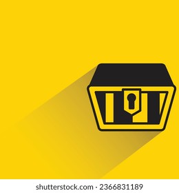 cofre del tesoro con sombra sobre fondo amarillo