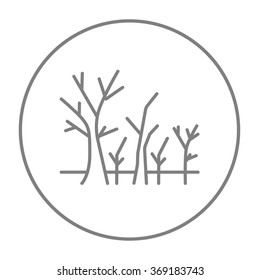 Árbol con icono de línea de ramas desnudas.