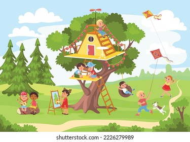 Casa de árbol con niños. Niños y niñas divertidos juegan en el patio trasero verde. Acogedora casa en ramas de roble. Feliz ocio al aire libre para los niños. Cometas y columpios. Refugio de madera. Espléndido