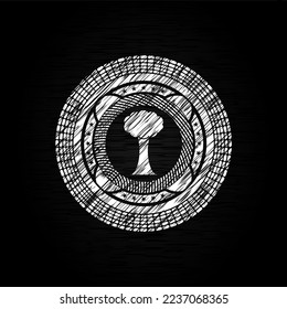 icono de árbol dentro del emblema de la tiza escrito en una pizarra. 