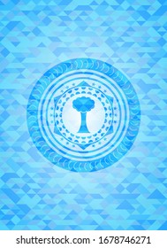 icono de árbol dentro del emblema azul cielo con fondo de mosaico triangular