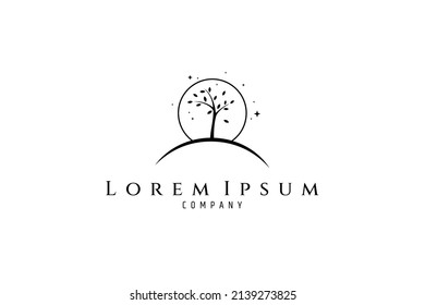logo de árbol en una colina con fondo luna llena y estrellas brillantes en ella
