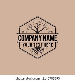 Logotipo retro de árbol con diseño de placa. Plantilla de diseño de logotipos