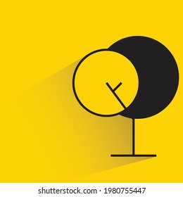 árbol con sombra sobre fondo amarillo