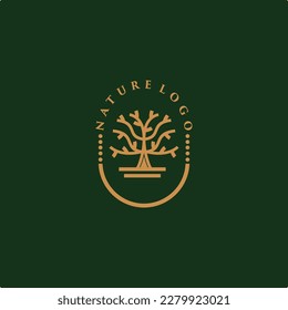 Icono de vector de árbol. Diseño del logo de la ilustración vectorial de los árboles naturales.