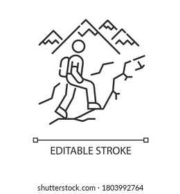 Icono lineal perfecto de píxel de trekking. Turismo de la naturaleza, mochilero delgado, ilustración personalizable. Símbolo de contorno. Actividades recreativas al aire libre. Dibujo de contorno aislado del vector. Trazo editable