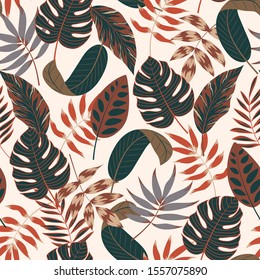 Tendencia sin fisuras con plantas tropicales y hojas en un fondo liviano. Fondo tropical floral con hojas exóticas, hoja de selva. Fondo vectorial para varias superficies. 