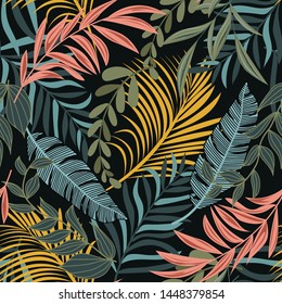 Trendige abstrakte, nahtlose Muster mit bunten tropischen Blättern und Pflanzen auf dunklem Hintergrund. Design der Vektorillustration. Dschungeldruck. Blumenhintergrund. Druck und Textilien. Exotische Tropen. Neues Design.