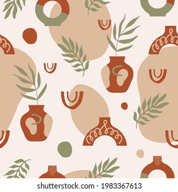 Trendy abstrakte, nahtlose Muster mit Pflanzen, Vase und Bio-verschiedenen Doodle-Formen auf pastellfarbenem Hintergrund. Vektorgrafik im Boho-Stil	