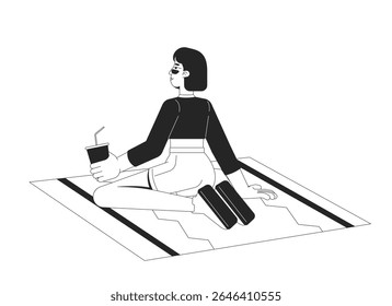 Trendy gen z menina chinesa sentada de joelhos sobre estampado esteira 2D personagem linha. Verão humor mulher beber refresco beber palha isolado vetor tinta contorno pessoa. Ilustração de ponto monocromático