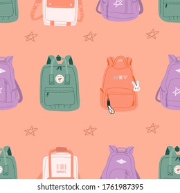 Mochilas de moda dibujadas a mano sin inconvenientes. Varias mochilas aisladas de caricatura sobre un fondo naranja claro. De vuelta al concepto de escuela y educación. Bolsas escolares para niños.