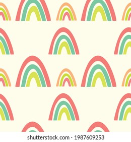 Patrón moderno y sin fisuras con el arcoiris colorido sobre el fondo del color. Diseño para invitación, afiche, tarjeta, tela, textil, tela. Ilustración de vacaciones para el bebé. Estilo Doodle.
