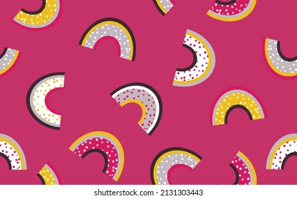 Patrón moderno y sin fisuras con el arcoiris colorido sobre el fondo del color. Diseño para invitación, afiche, tarjeta, tela, textil, tela. Ilustración de vacaciones para el bebé. Estilo de doodle escandinavo.