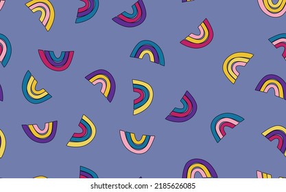 Patrón moderno y sin fisuras con el arcoiris colorido sobre el fondo del color. Diseño para invitación, afiche, tarjeta, tela, textil, tela. Ilustración de vacaciones para el bebé. Estilo de doodle escandinavo.
