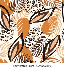 Patrón de safari a la moda sin fisuras en tonos marrones naturales, hojas tropicales abstractas, palmera, huella de leopardo, camuflaje, dibujado a mano, embalaje, papel pintado, diseño para textiles, ilustración vectorial.
