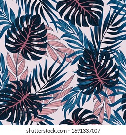 Decoración tropical moderna y sin fisuras, con plantas y hojas brillantes sobre un fondo beige. Tropos exóticos. Verano. 
Impresión y textiles. Tropical botánico.