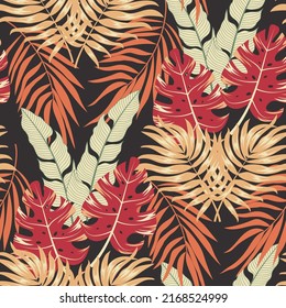 Patrón tropical a la moda sin fisuras con plantas brillantes y hojas en un fondo oscuro.  Hermosa impresión con plantas exóticas dibujadas a mano. Tropos exóticos. Verano.