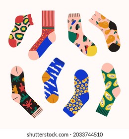 Trendy Set mit farbigen, hellen Socken einzeln auf weißem Hintergrund. Socken mit unterschiedlichen abstrakten Mustern. Vektorgrafik