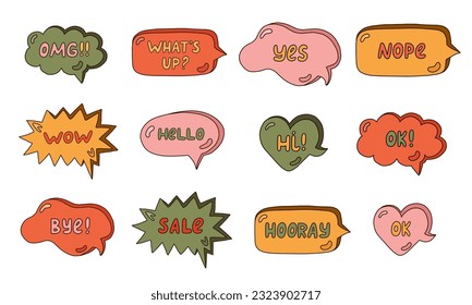 Trendy Sprachblasen setzen sich mit handgezeichneten Redewendungen in den verschiedenen Formen zusammen. Online Chat Wolken mit Ok, Ja, Yep, Hallo, Was ist oben, Verkauf, Wow, OMG, Bye und andere Dialogwörter. Farbige Doodles.