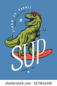 Dinosaurio T-Rex en Stand Up Paddle. pantalones de reptiles y divertidos deportes de verano.