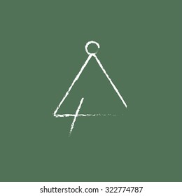 Triángulo dibujado en tiza sobre un icono blanco vectorial de pizarra aislado en un fondo verde.