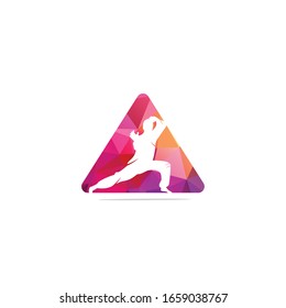 Logo de karate triángulo. logotipo kungfu con forma triangular.