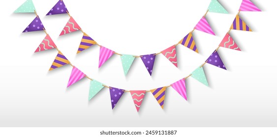 Guirnalda de fiesta triangular con adornos. Bandera de Vector 3D realista para el diseño de cumpleaños o carnaval. Funfair colgante de papel triangular colgante de cuerda. Festiva evento decoración festiva con patrón.