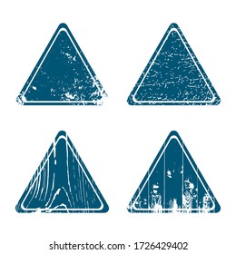 Señal triangular de la carretera con efecto grueso. Cuatro emblemas con diferentes texturas - madera, hierro, tabla. Ilustración vectorial con estilo retro de superficie para texto, impresión o carácter. Plantilla de marca de época.
