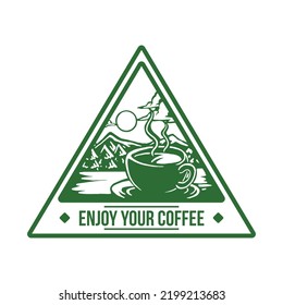 Emblema en forma de triángulo de la taza de café en el bosque