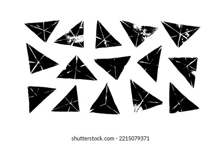 Colección vectorial de sellos triangulares. Formas geométricas aisladas en fondo blanco. Triángulos grunges dibujados a mano. Esbozar elementos de diseño con textura gruesa. Ilustración en blanco y negro.
