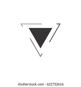 треугольник с трехстрочным логотипом