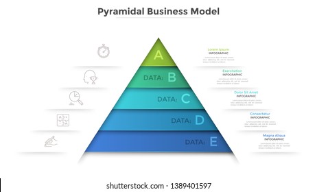 Dreieckskarte unterteilt in 5 Ebenen. Konzept des Pyramidenwirtschaftsmodells mit fünf Stufen der Entwicklung oder des Fortschritts. Moderne Infografik-Design-Vorlage. Vektorgrafik zur Präsentation.